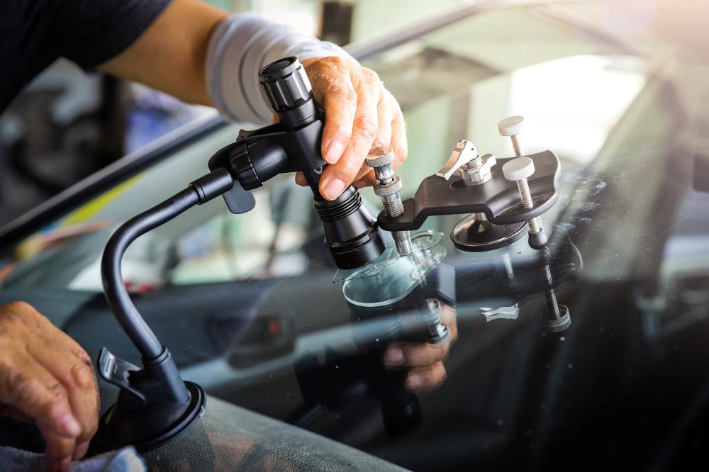 réparation d'impact sur pare-brise de voiture